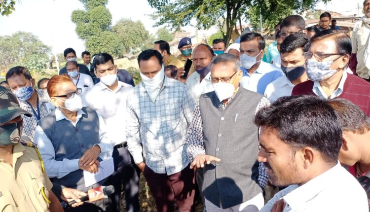 केंद्रीय पथक शेतकऱ्यांचा बांधावर