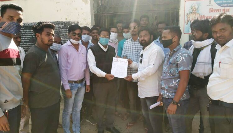 यंग ब्रिगेड गोंडपीपरी चे संस्थापक अध्यक्ष सुरज माडूरवार निवेदन देतांना.