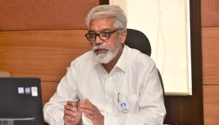 Dadaji Bhuse addrsing former