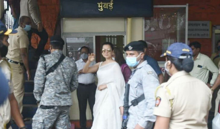 kangana at bandra sation