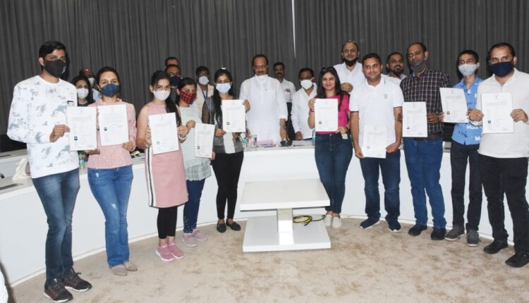 Distribution of citizenship certificates to Sindhi brothers