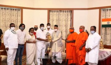 Ramdas Athavale presented Buddha statue to the Governor