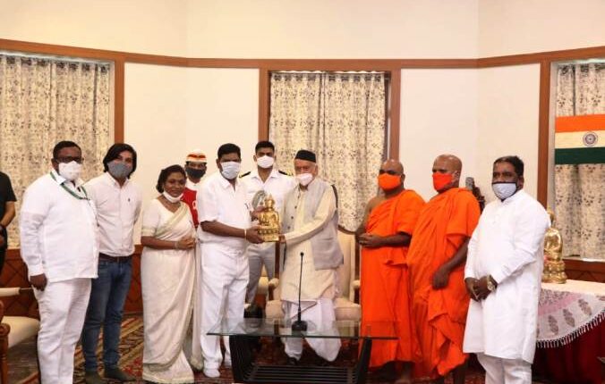 Ramdas Athavale presented Buddha statue to the Governor