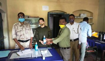 Sapnil tawade distribution sanitizer and mask to police employyes