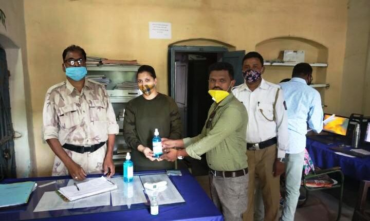 Sapnil tawade distribution sanitizer and mask to police employyes