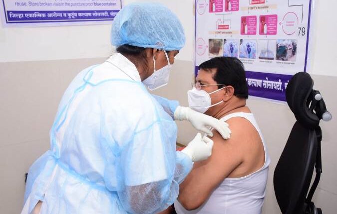 vijay wadettiwar took corona second dose